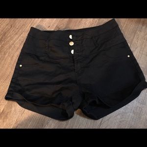 refuge black high-waisted shorts🖤